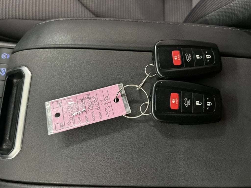 2022 Toyota Highlander LE - Photo 12