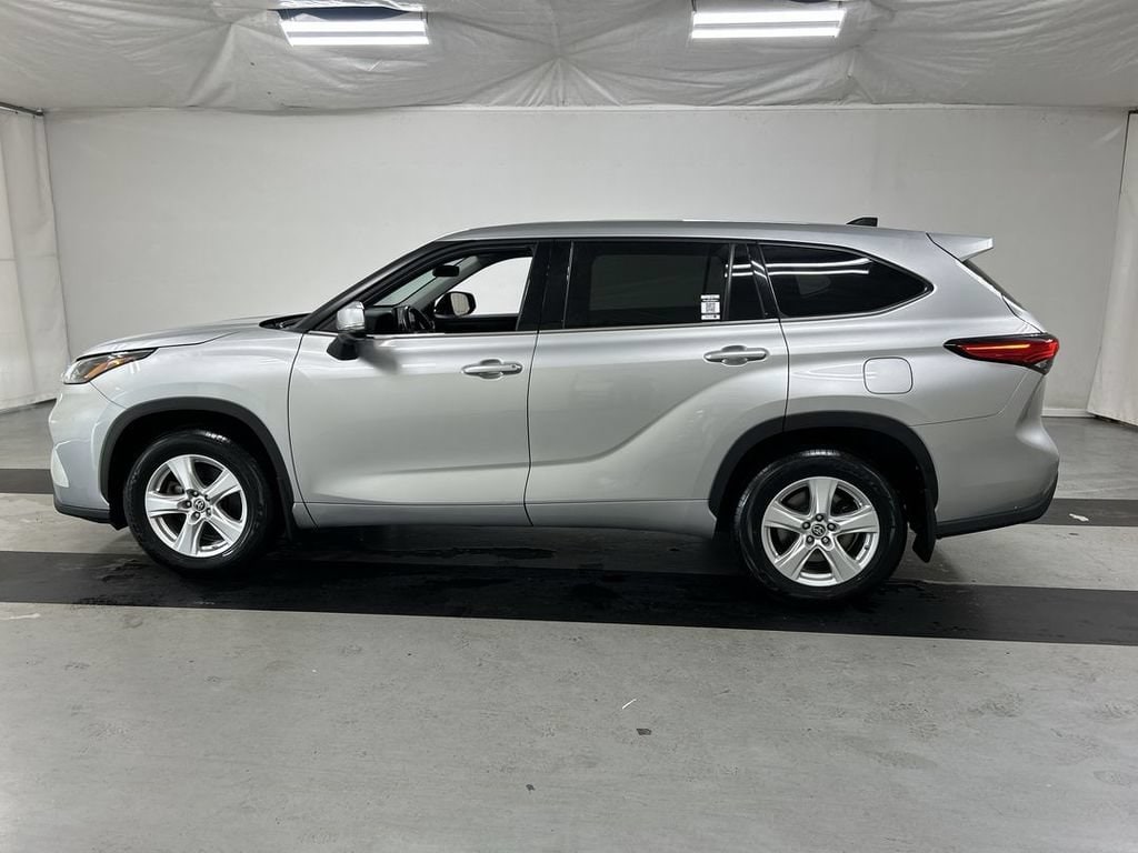 2022 Toyota Highlander LE - Photo 6