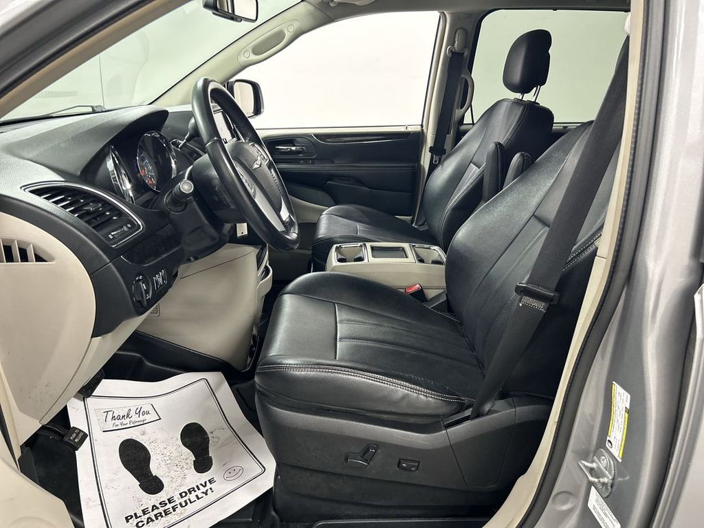 2014 Chrysler Town & Country Touring - Photo 9