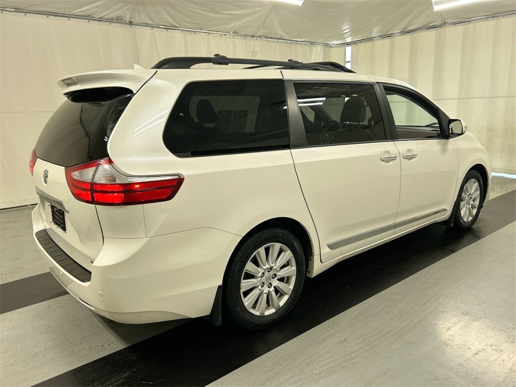 2017 Toyota Sienna XLE photo 2