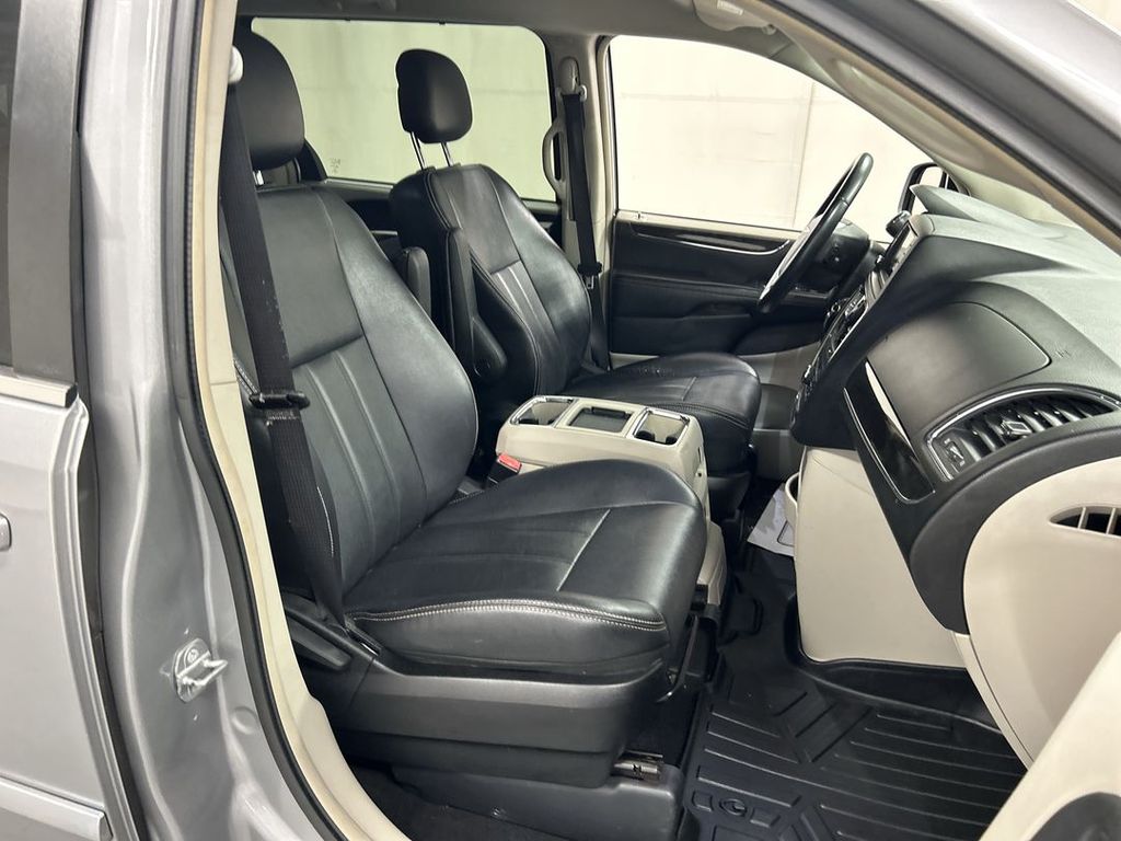 2014 Chrysler Town & Country Touring - Photo 23