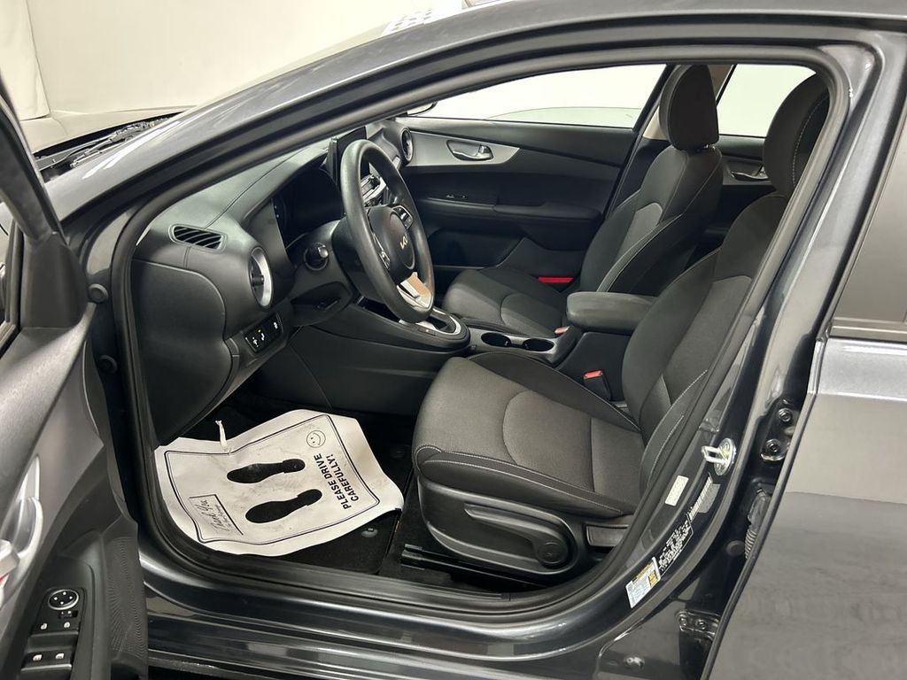 2023 Kia Forte LXS - Photo 9