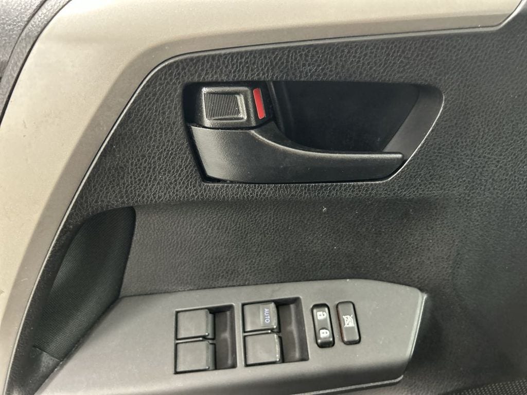 2017 Toyota RAV4 LE - Photo 11