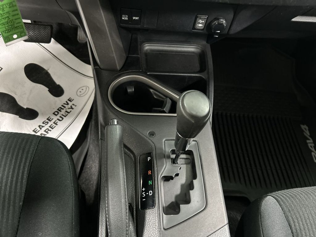 2017 Toyota RAV4 LE - Photo 17