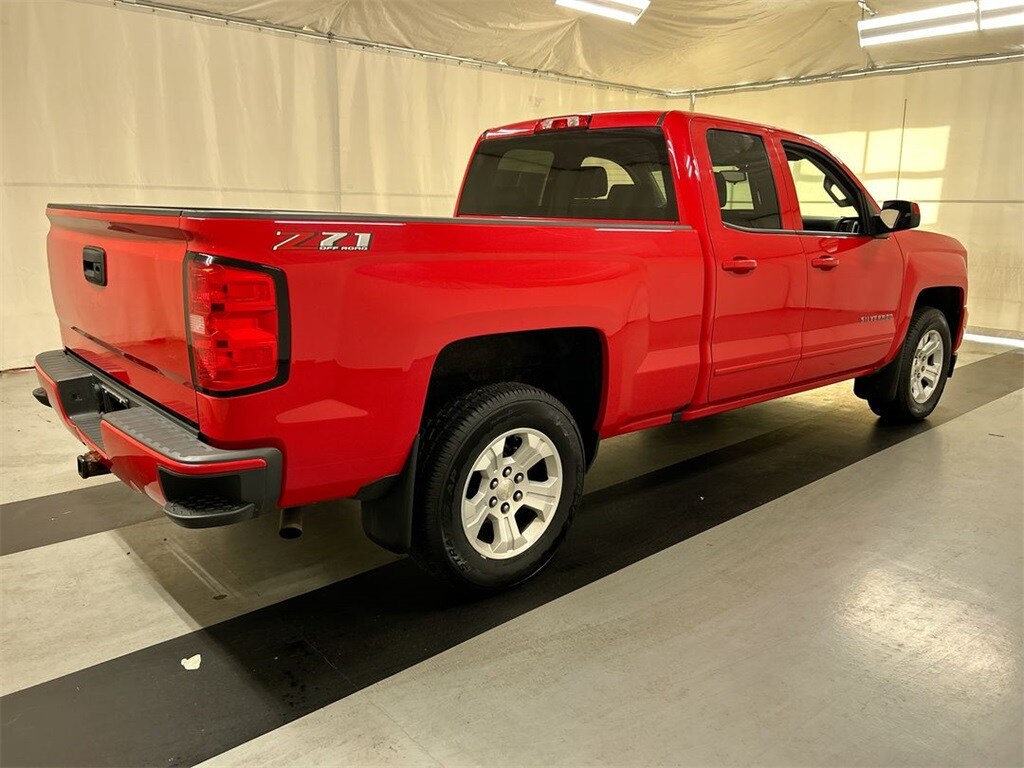 2018 Chevrolet Silverado 1500 LT photo 2