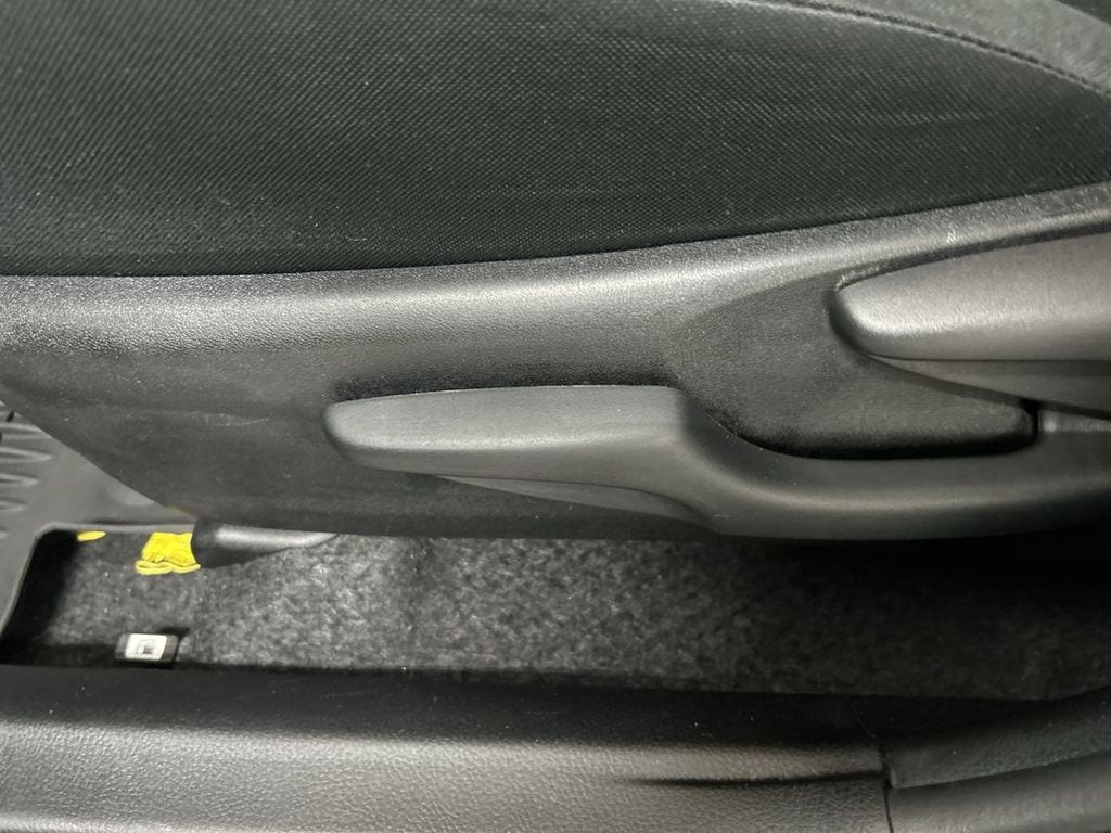 2017 Toyota RAV4 LE - Photo 10