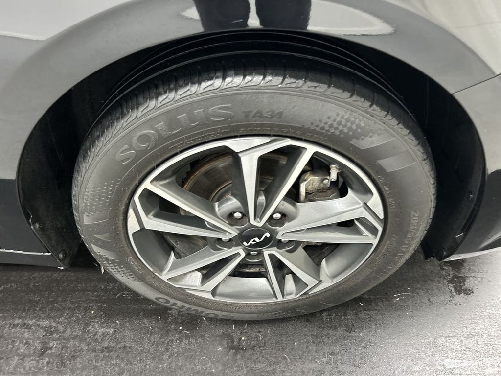 2023 Kia Forte LXS - Photo 8