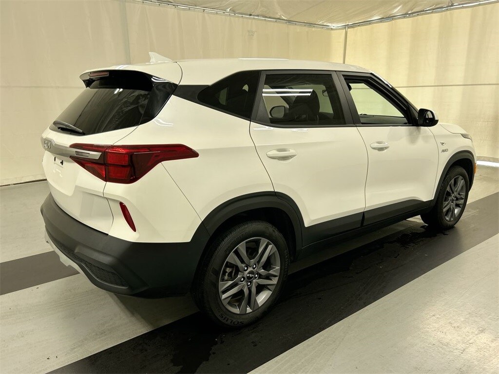 2023 Kia Seltos LX photo 2
