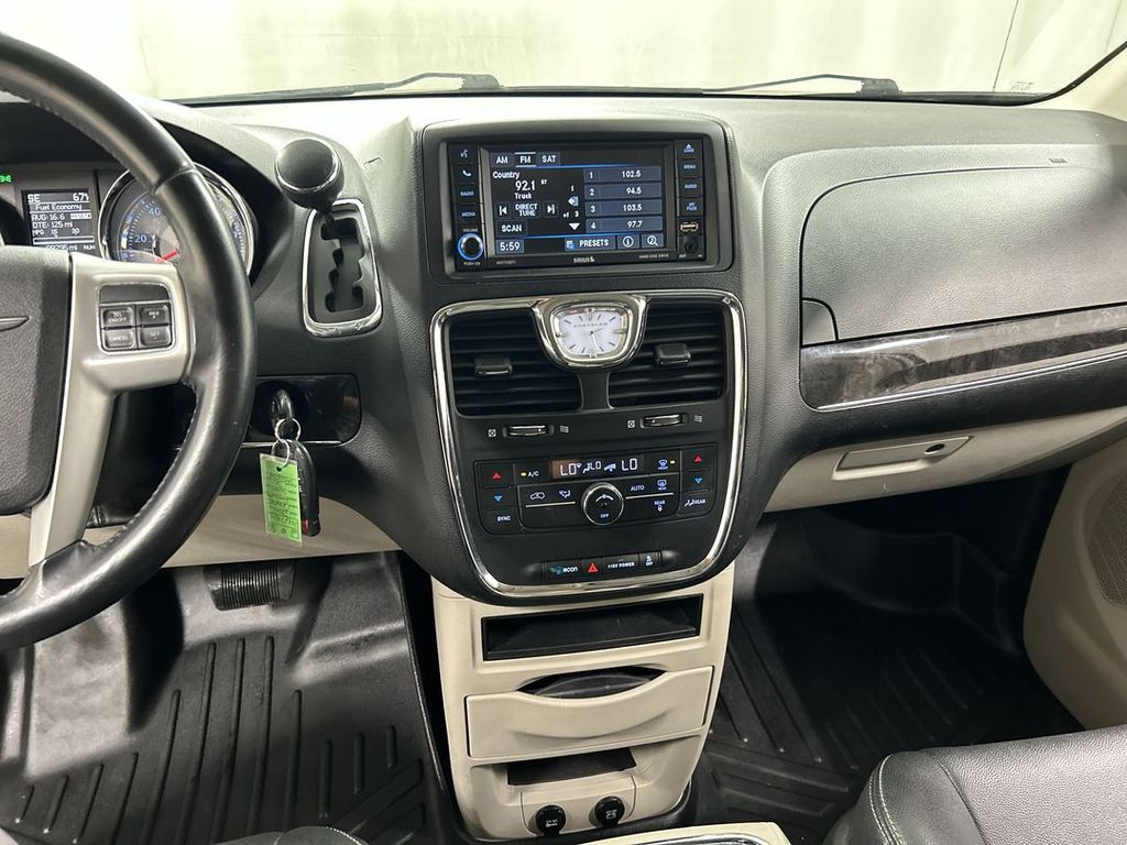 2014 Chrysler Town & Country Touring - Photo 18