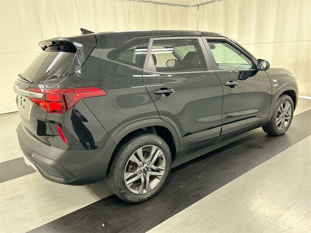 2023 Kia Seltos LX photo 2