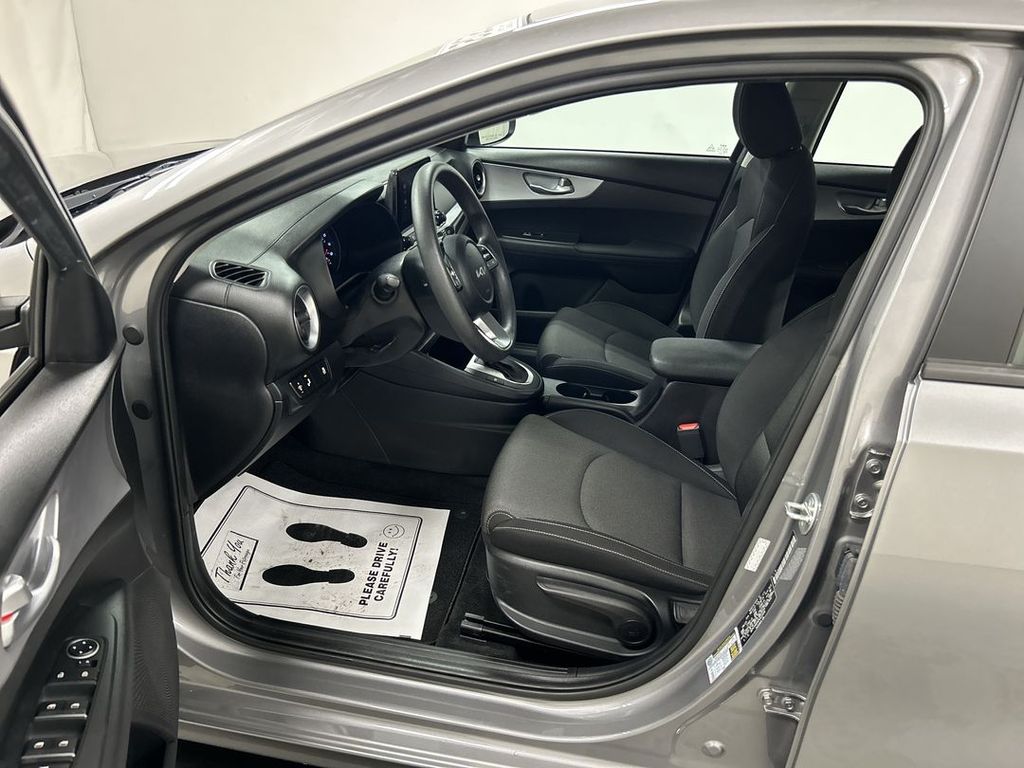 2023 Kia Forte LXS - Photo 9