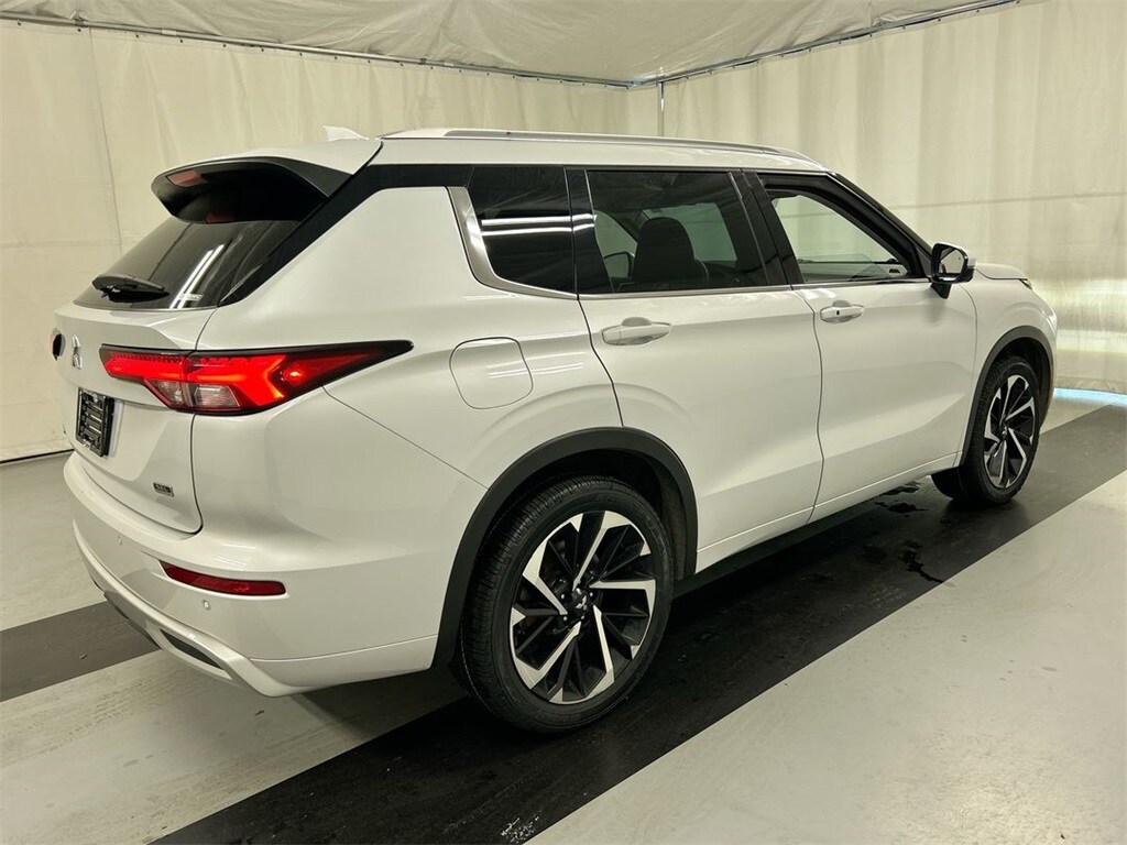 2022 Mitsubishi Outlander SEL photo 2