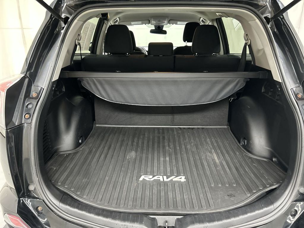 2017 Toyota RAV4 LE - Photo 21