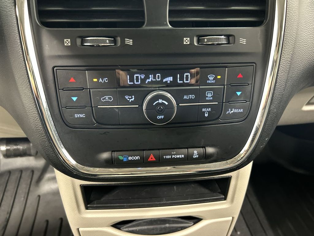 2014 Chrysler Town & Country Touring - Photo 16