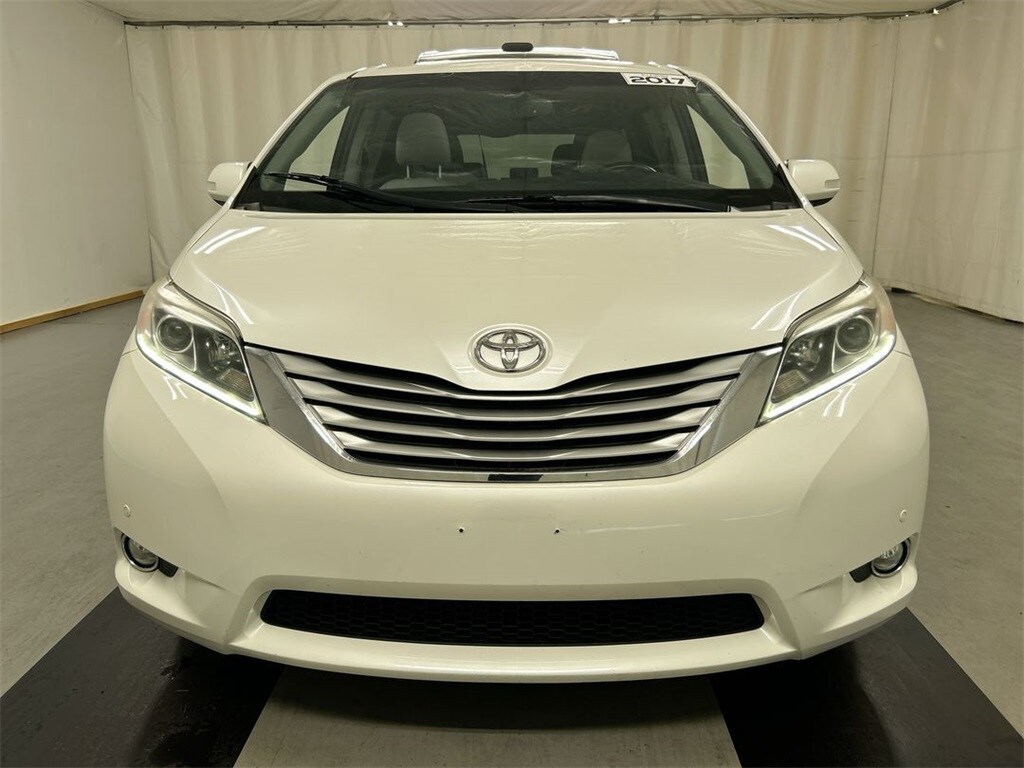 2017 Toyota Sienna XLE photo 3