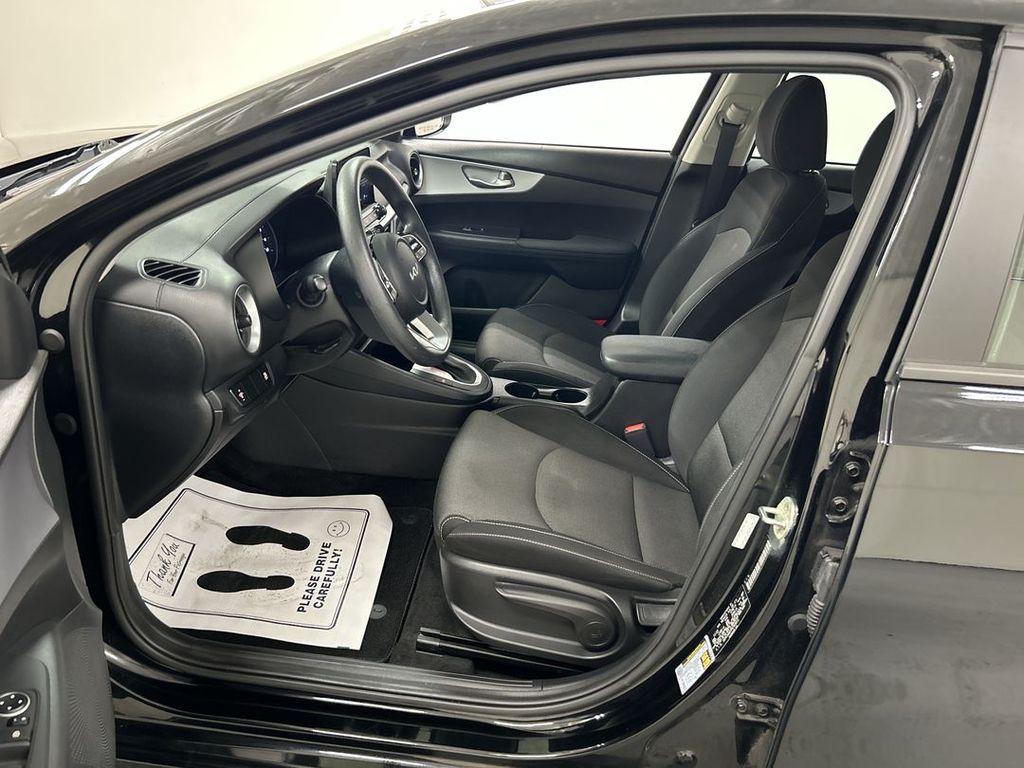 2023 Kia Forte LXS - Photo 9