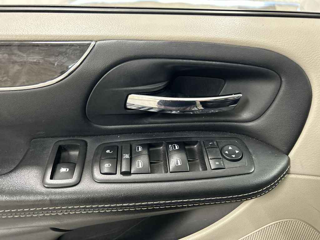 2014 Chrysler Town & Country Touring - Photo 11