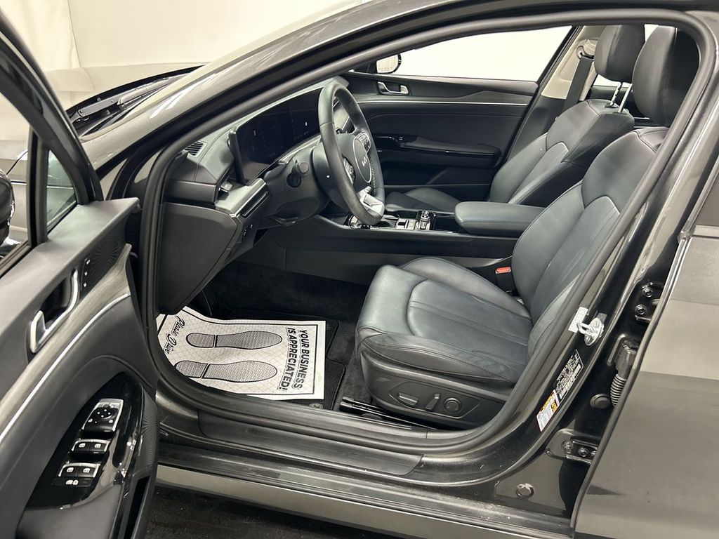 2025 Kia K5 EX - Photo 9