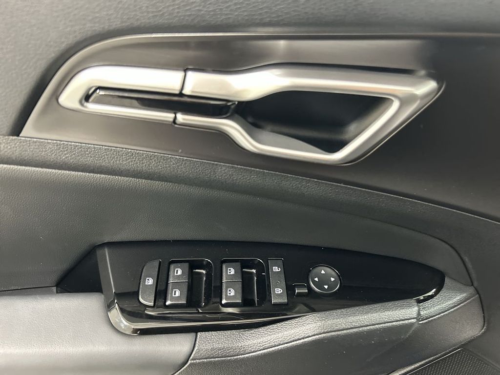 2025 Kia Sportage EX - Photo 11