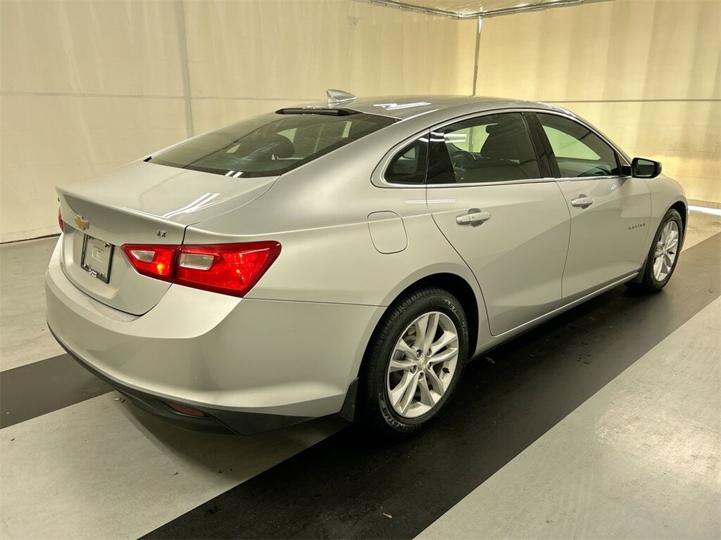 2018 Chevrolet Malibu 1LT photo 2