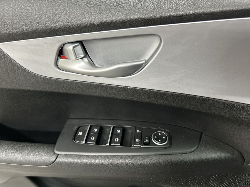 2023 Kia Forte LXS - Photo 11