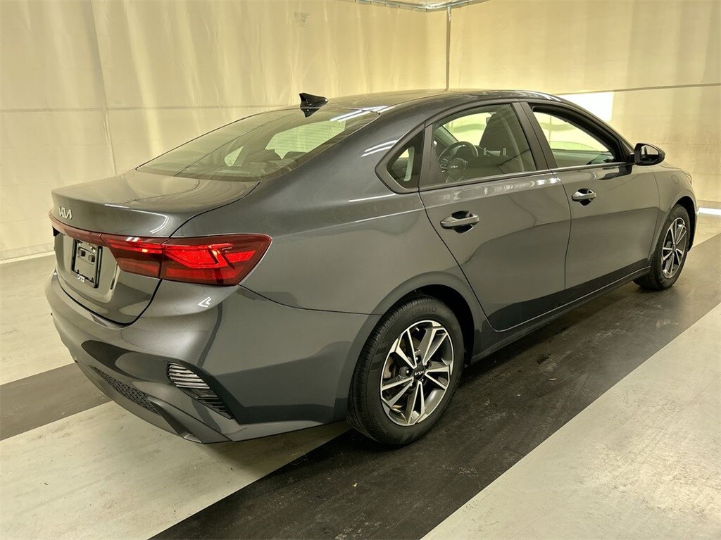 2022 Kia Forte LXS photo 2