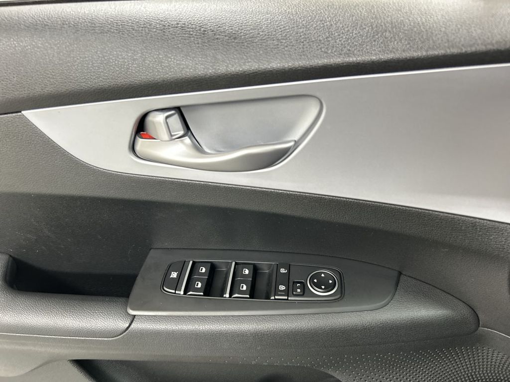 2023 Kia Forte LXS - Photo 11