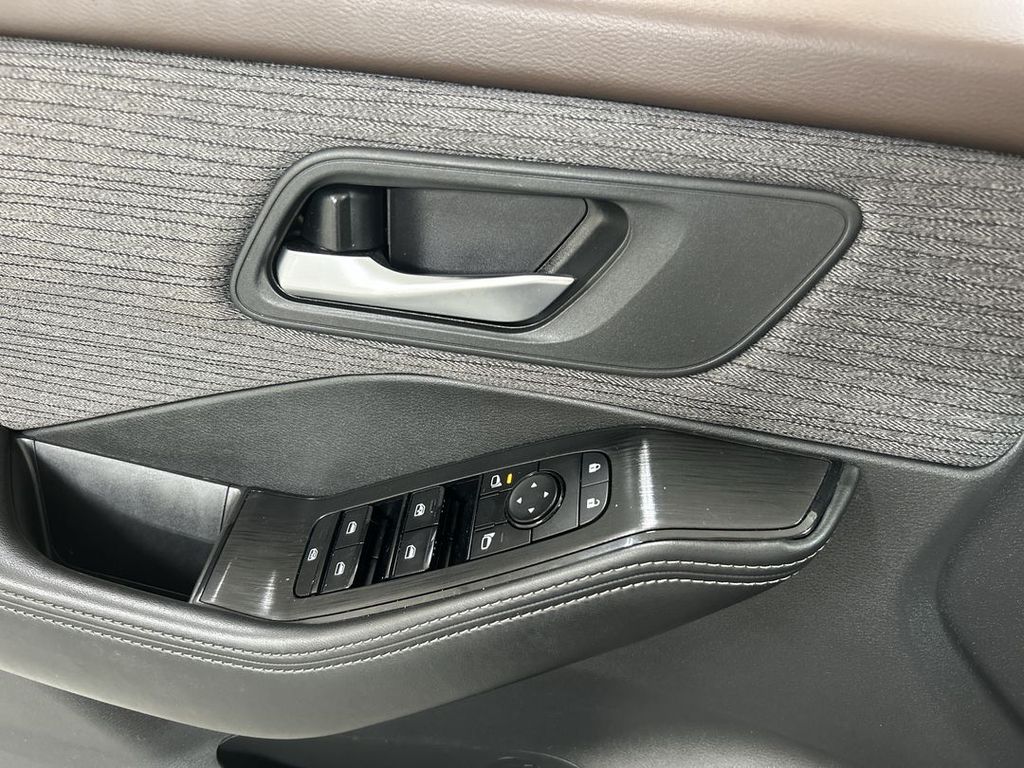 2021 Nissan Rogue SV - Photo 11