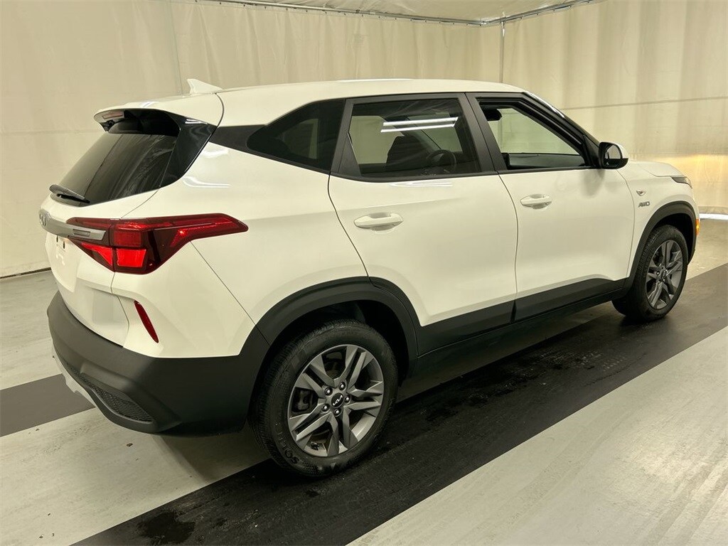 2023 Kia Seltos LX photo 2