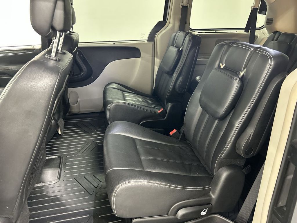 2014 Chrysler Town & Country Touring - Photo 19