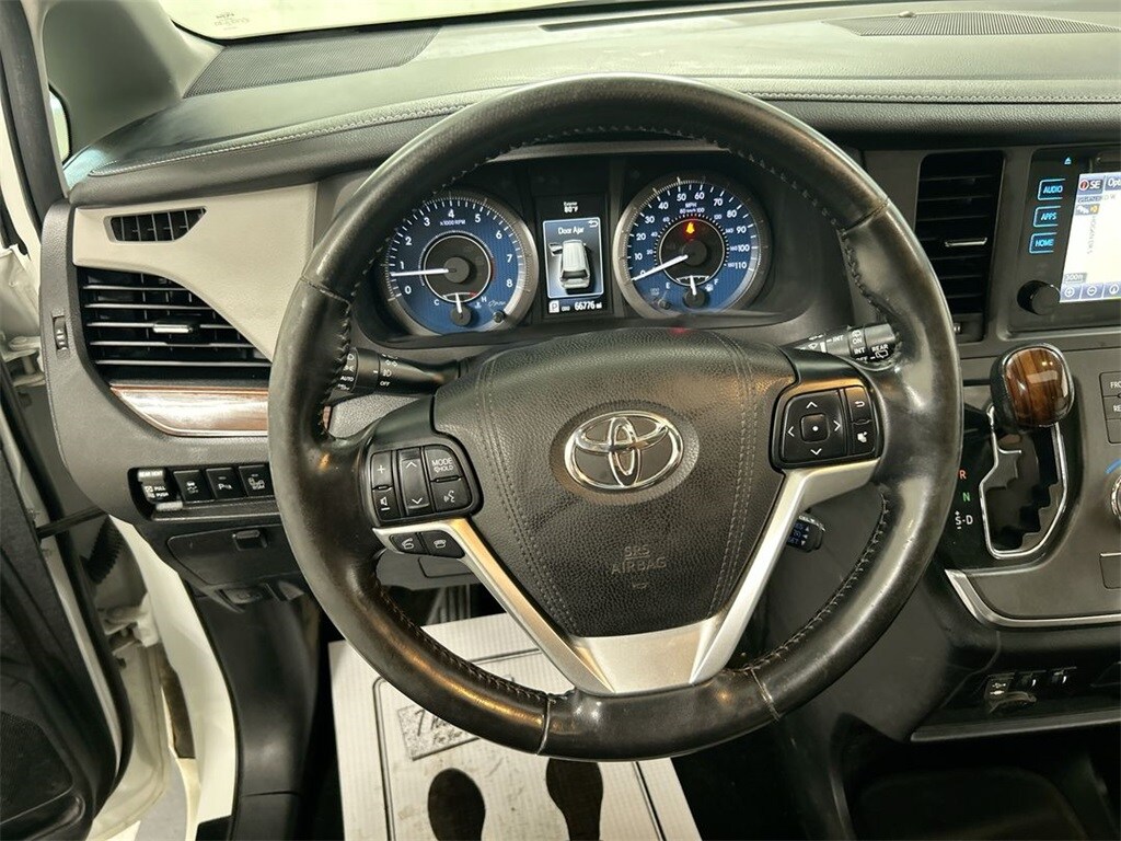 2017 Toyota Sienna XLE photo 4