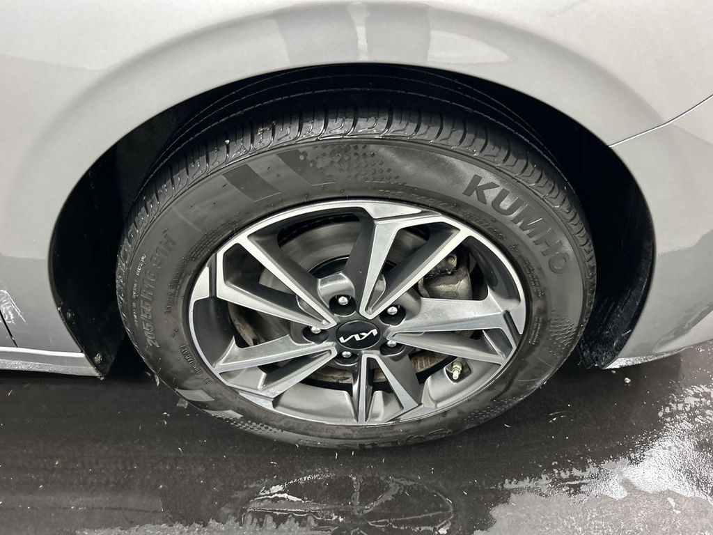 2023 Kia Forte LXS - Photo 8