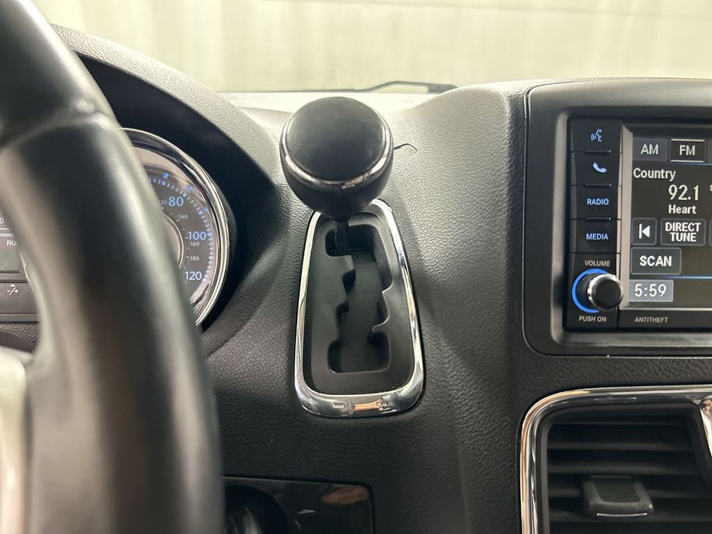 2014 Chrysler Town & Country Touring - Photo 17