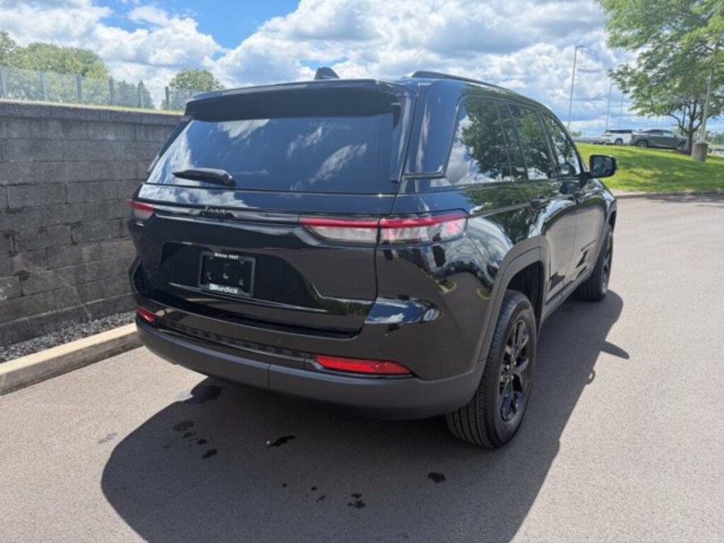 Used 2025 Jeep Grand Cherokee Laredo SUV