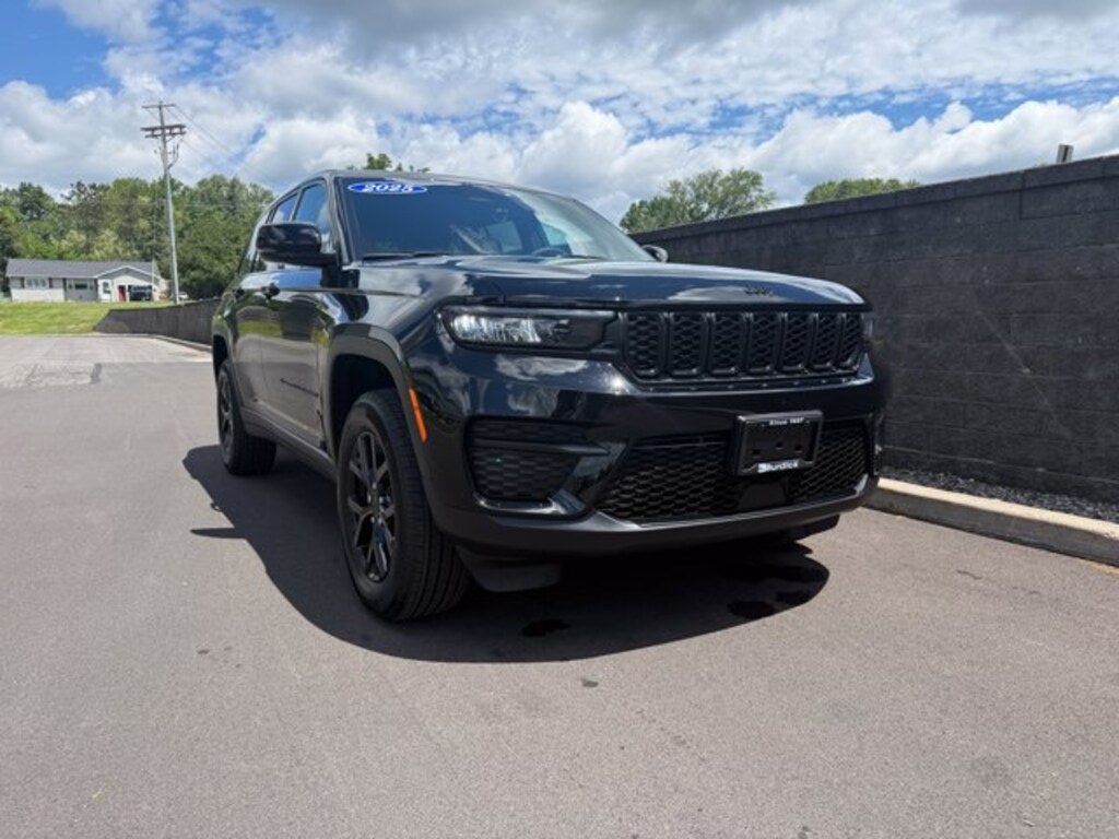 Used 2025 Jeep Grand Cherokee Laredo SUV