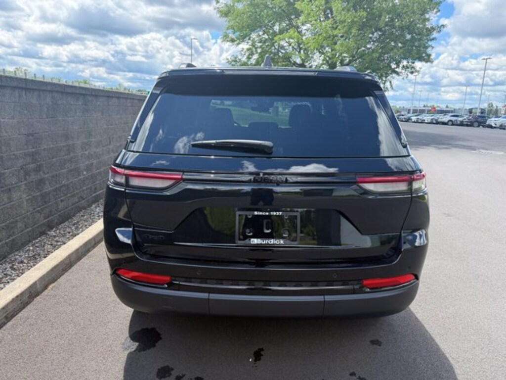 Used 2025 Jeep Grand Cherokee Laredo SUV