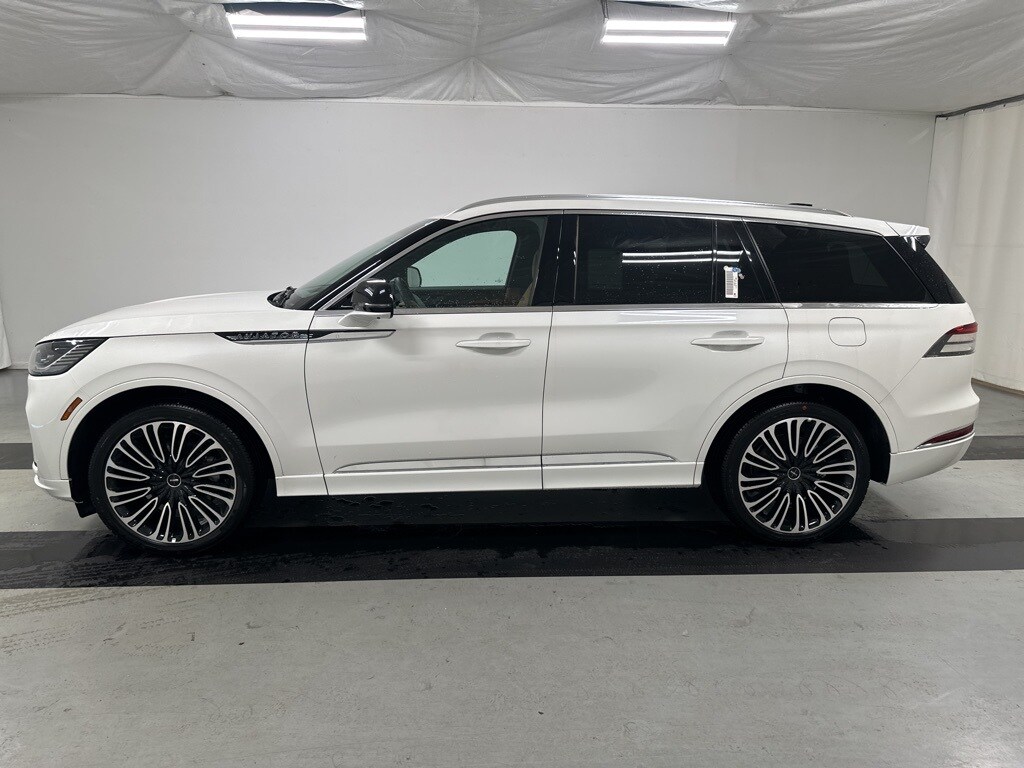 2025 Lincoln Aviator Black Label photo 2