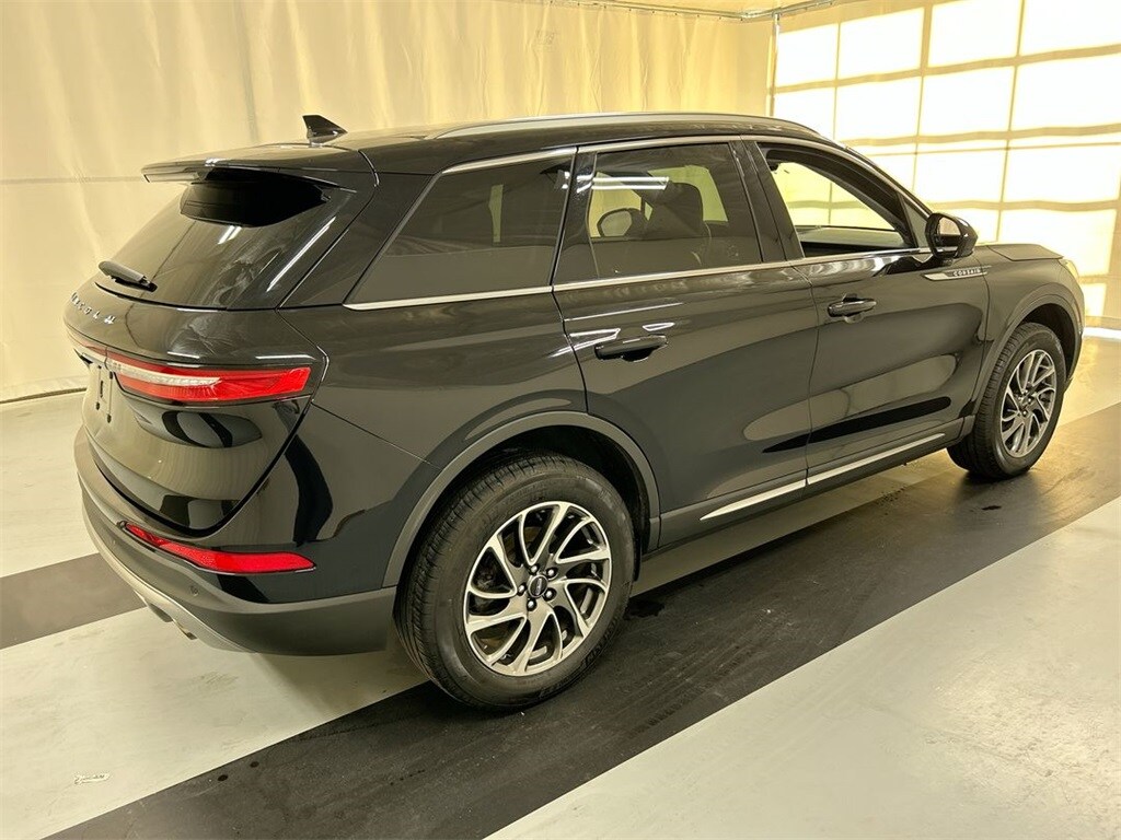 2022 Lincoln Corsair Standard photo 2