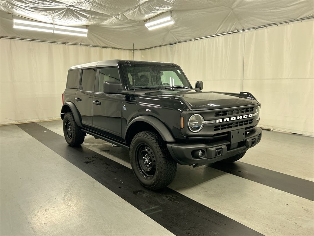 2023 Ford Bronco 4-Door Black Diamond's photo