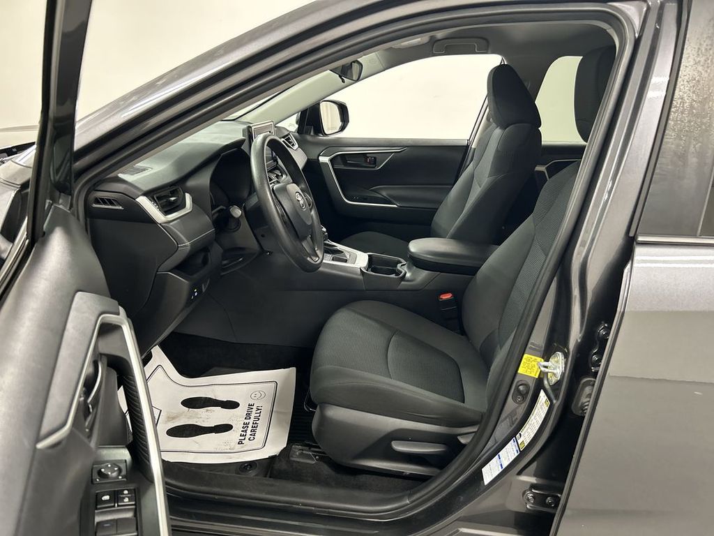 2021 Toyota RAV4 LE - Photo 9