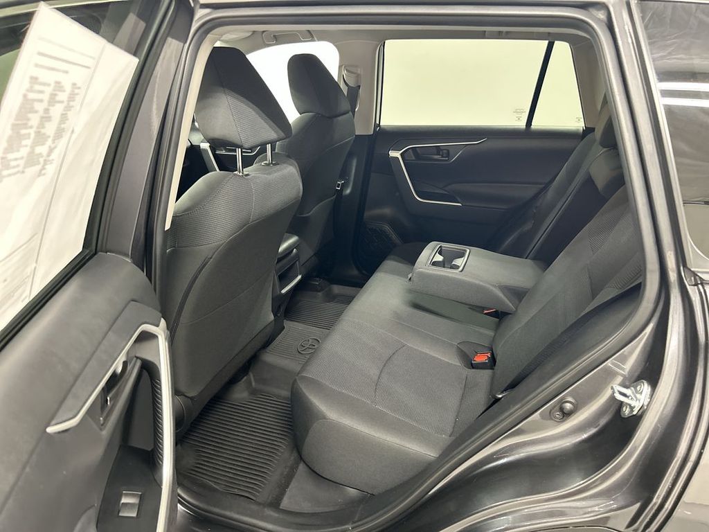 2021 Toyota RAV4 LE - Photo 19