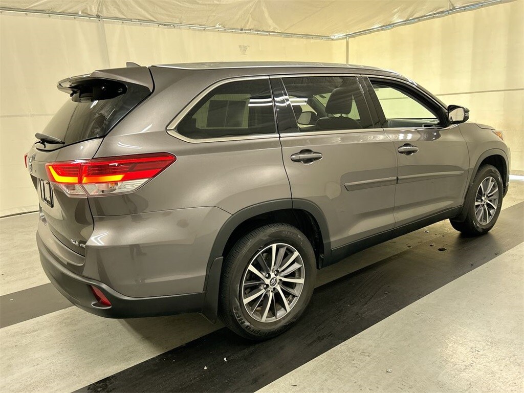 2019 Toyota Highlander SE photo 2