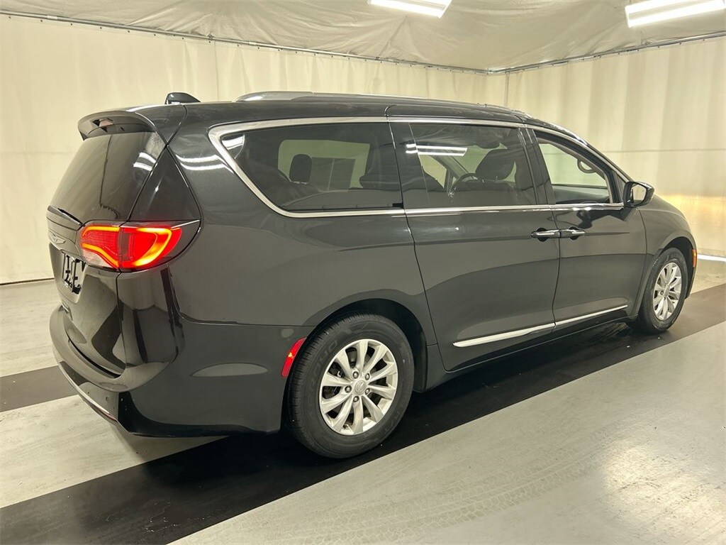 2018 Chrysler Pacifica Touring L photo 2