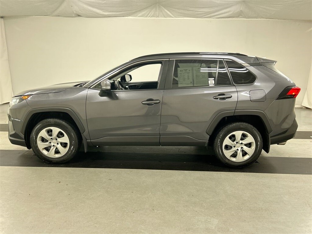 2019 Toyota RAV4 LE photo 3