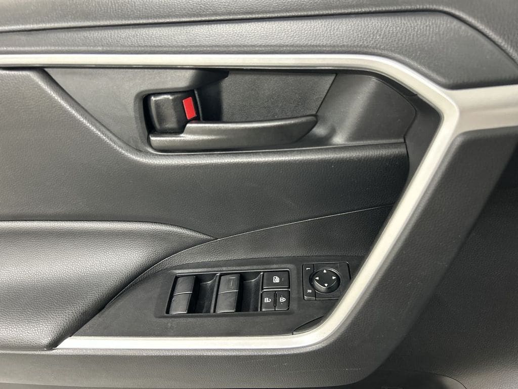 2021 Toyota RAV4 LE - Photo 11
