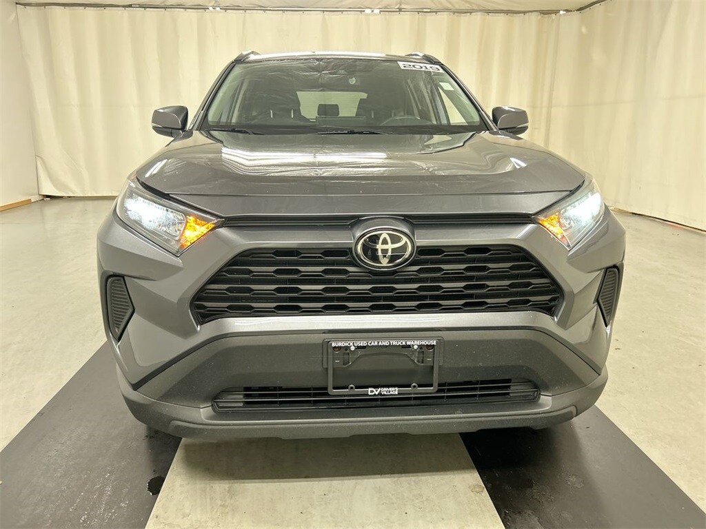 2019 Toyota RAV4 LE photo 2
