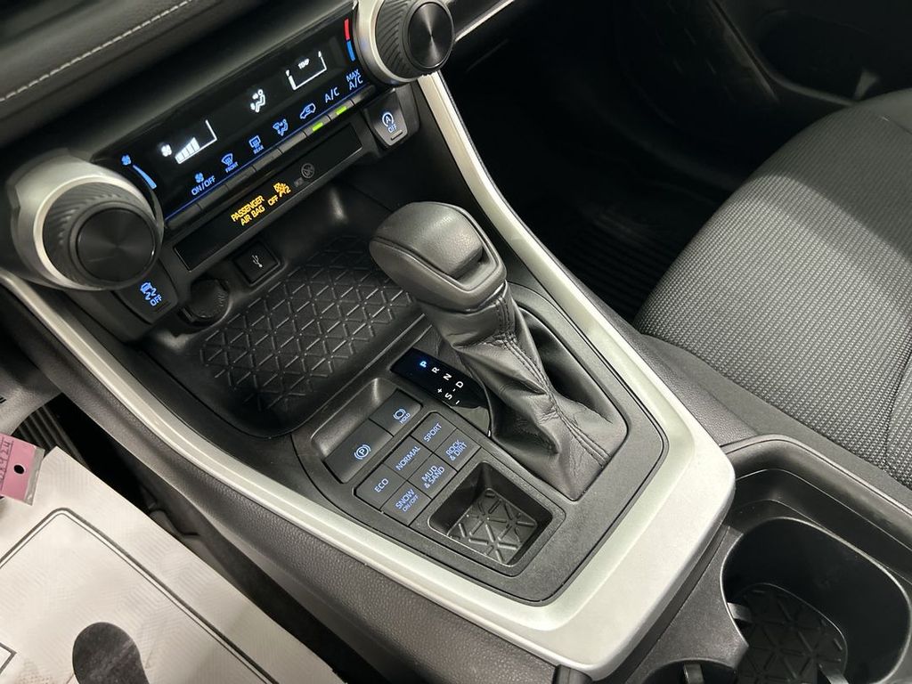 2021 Toyota RAV4 LE - Photo 17