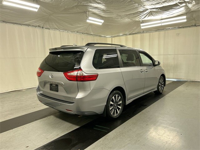 2018 Toyota Sienna XLE photo 2