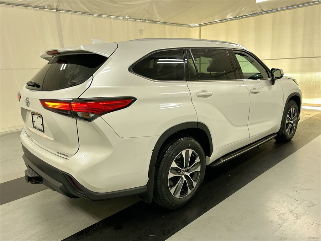 Used 2022 Toyota Highlander XLE with VIN 5TDGZRBH9NS211486 for sale in Cicero, NY