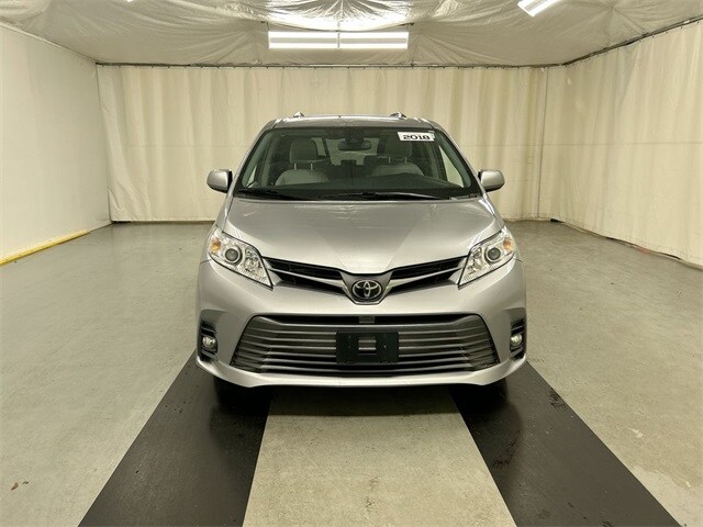2018 Toyota Sienna XLE photo 3